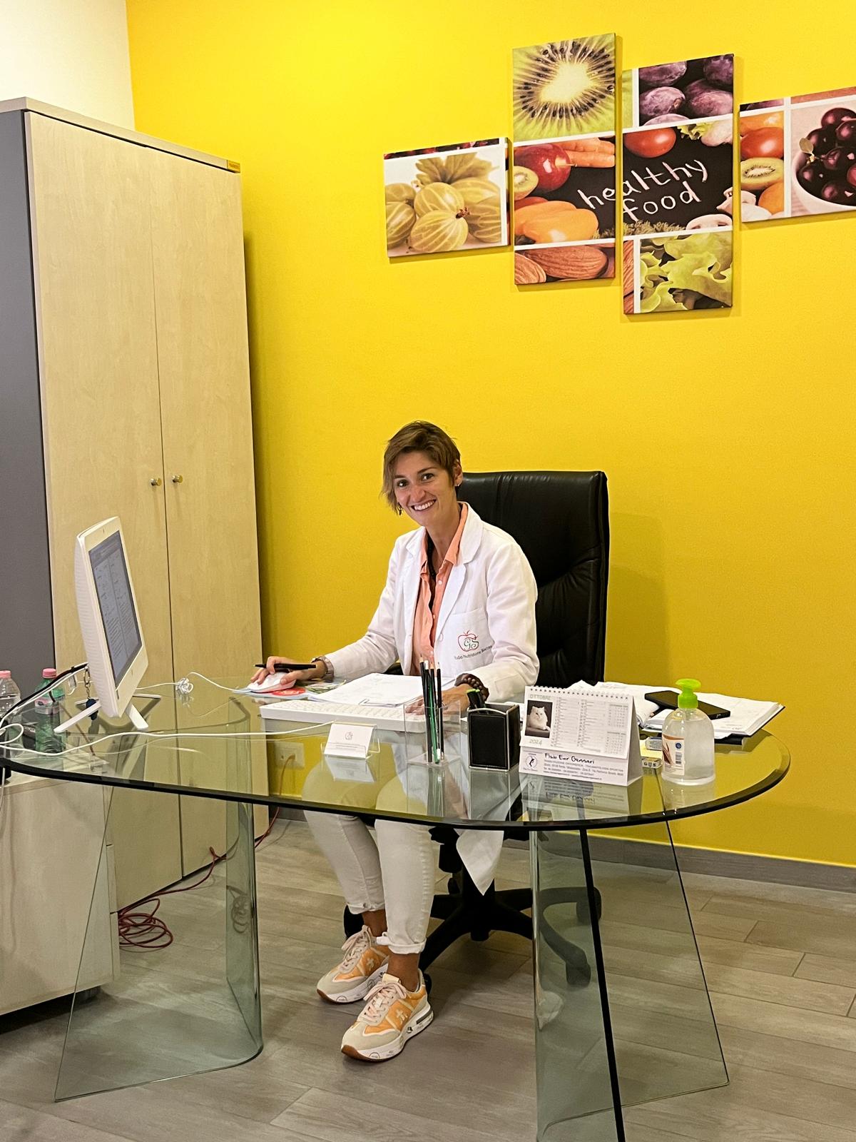 Giorgia Saccone nel suo studio, seduta alla scrivania